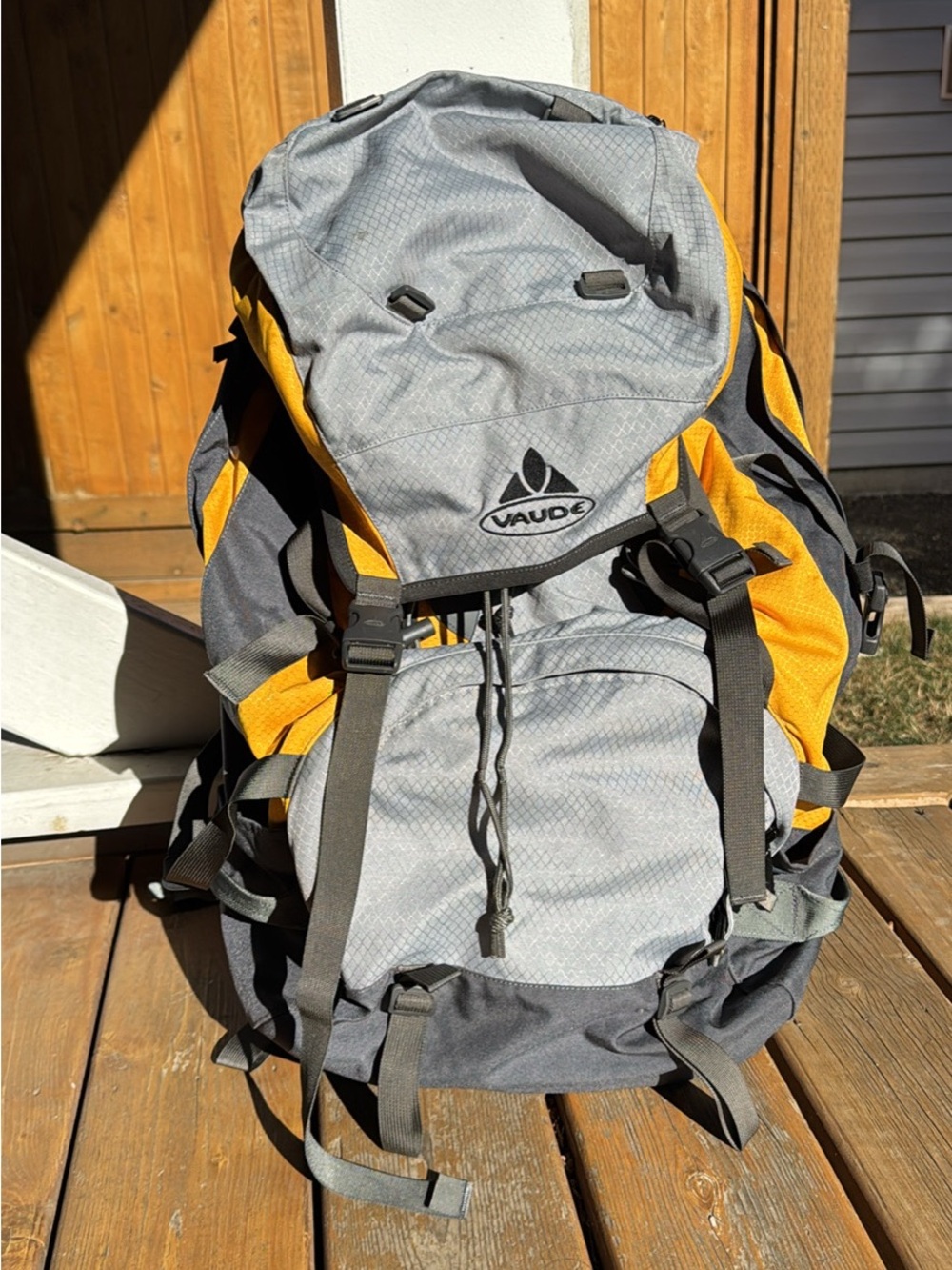 Vaude Men's Gray and Yellow Trekking Backpack - Durable Outdoor Carry 45L